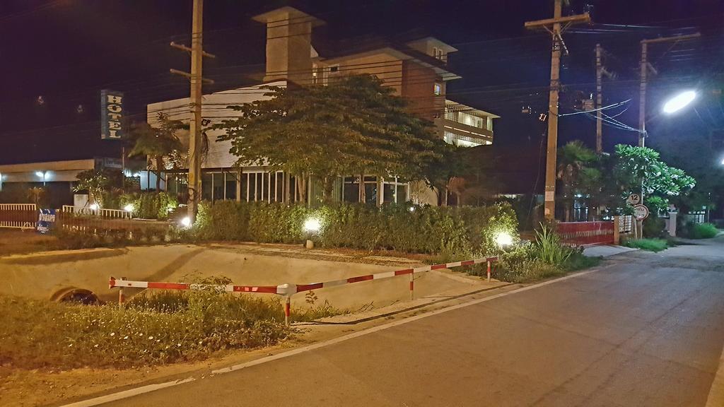 Hotel Baan Sanpoom Phitsanulok Zewnętrze zdjęcie